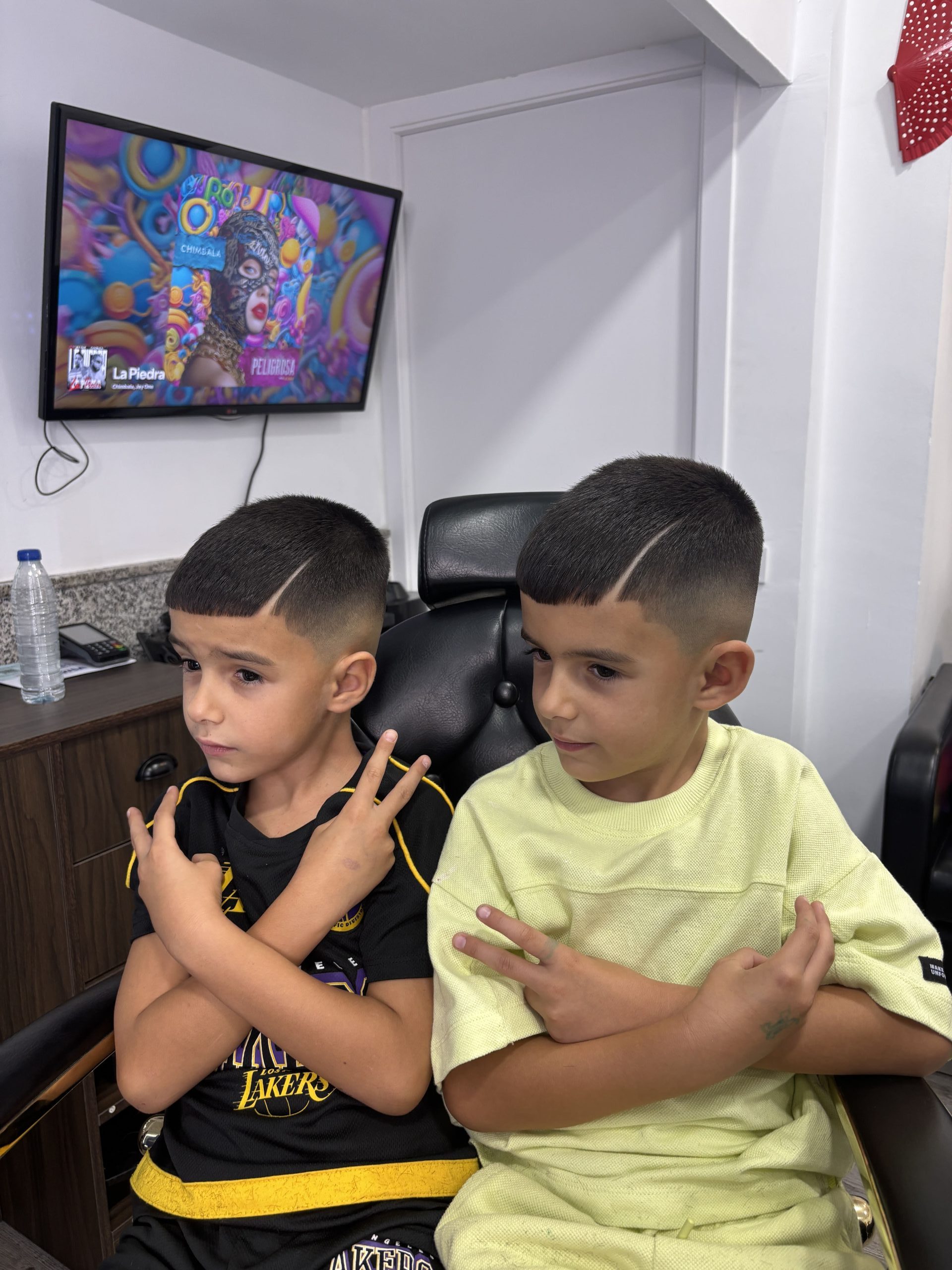 Equipo trabajando en barbería tu estilo nuestra pasión Sevilla