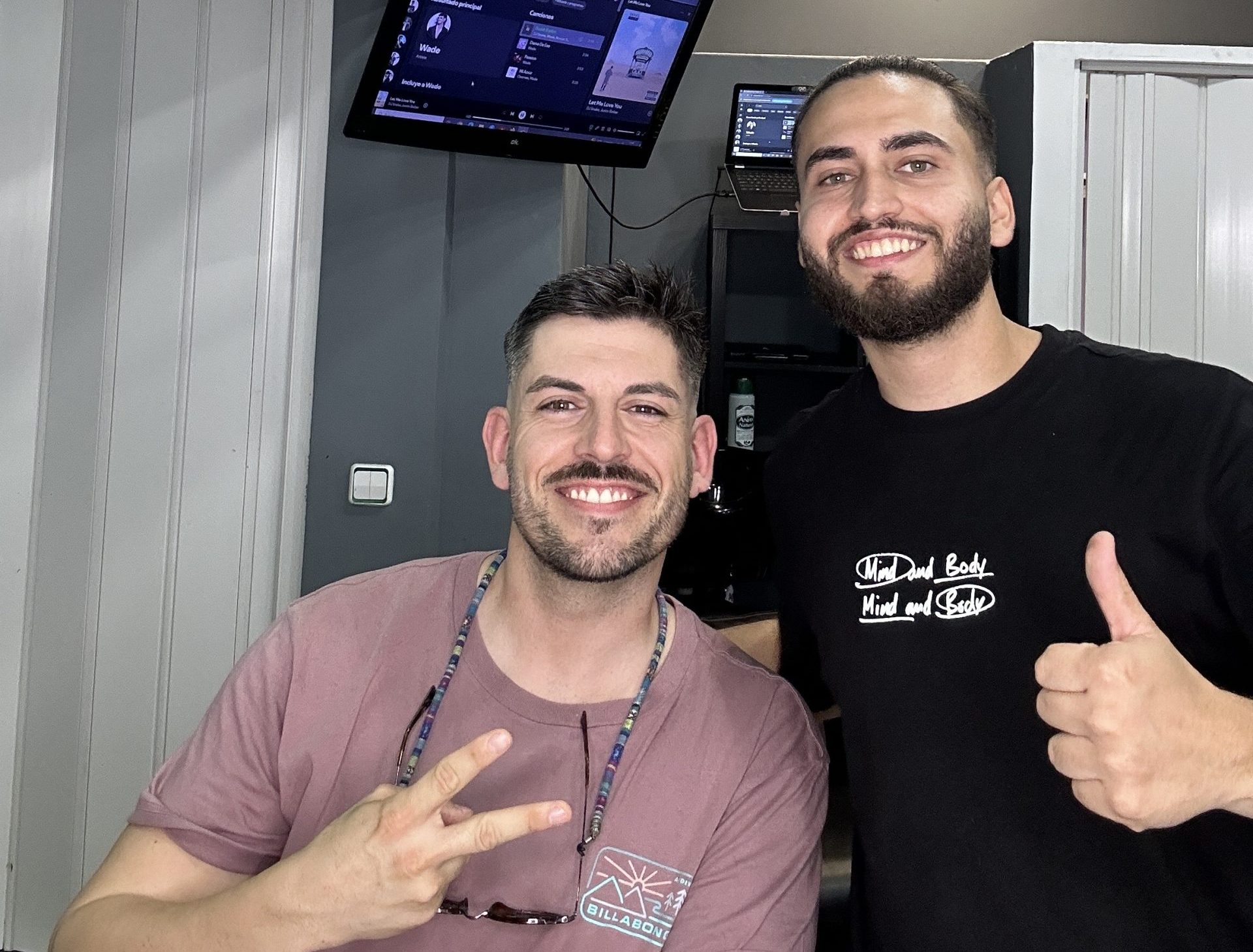 Equipo y cliente satisfecho tu estilo nuestra pasión barbería